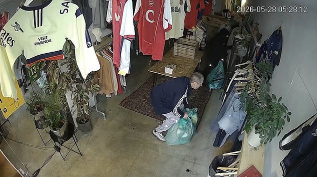 Matones en bicicleta irrumpen en una tienda vintage y roban ropa de diseñador por valor de £ 6,200