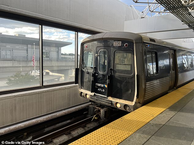 Mujer de Atlanta asesinada a puñaladas en un tren en un ataque diurno “sin sentido”