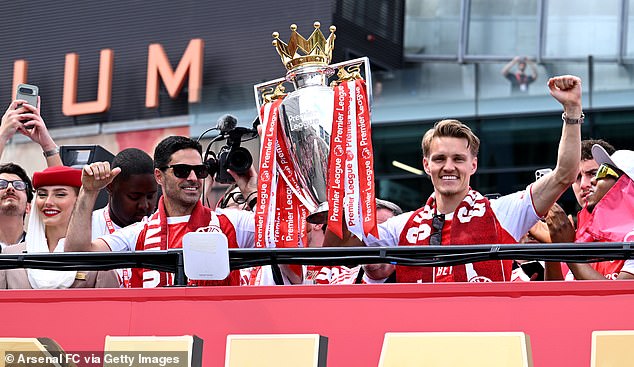 Una fiesta que lleva 22 años en proceso: el desfile por el título de la Premier League del Arsenal continúa mientras los fanáticos convierten el norte de Londres en un mar rojo para celebrar a los héroes que ahuyentan el dolor de la Liga de Campeones.