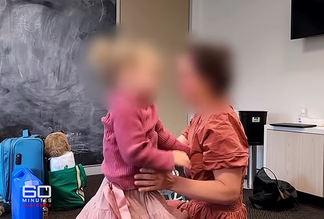 Momento emotivo El periodista llora mientras reproduce un vídeo de una madre australiana regresando con su padre acusado de abusar de su pequeño según la controvertida ley internacional.