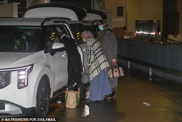 Crece la indignación por el ‘trato VIP’ de las novias de ISIS después de su regreso a Australia; la cena con pizza se convierte en el foco de la última reacción