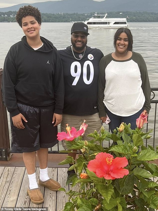 Un policía de Nueva York está desconsolado después de que sus hijos adolescentes murieran en un incendio en su casa mientras estaba de servicio.