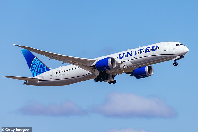 Un pasajero descuidado provoca que un vuelo internacional dé un giro de 180 grados al usar una palabra de cuatro letras para nombrar su dispositivo Bluetooth