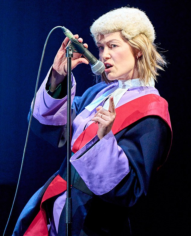 Momento en el que Rosamund Pike, entre otras cosas, envía un mensaje al miembro de la audiencia “rompiendo el vínculo” al final del juego.