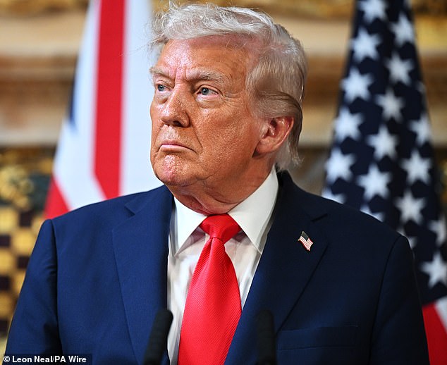 ‘Es como uno grueso’: Peter Mandelson ‘fue directo’ en la frenética lucha de Downing Street para conseguirle a Donald Trump su propia ‘caja roja’ ministerial