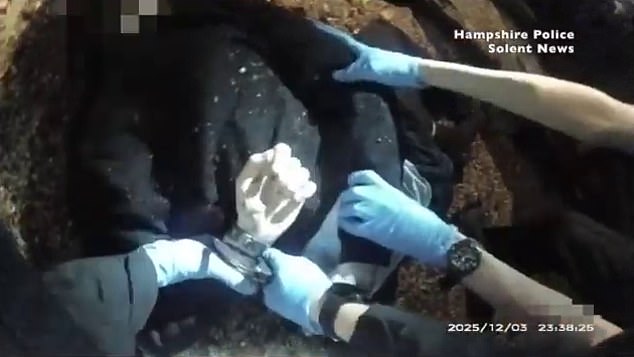 Nigel Farage se mostró indignado por las imágenes de la víctima de apuñalamiento, Henry Novak, siendo esposado por la policía e ignorando sus peticiones de ayuda, mientras su asesino sij lo tildaba de racista.