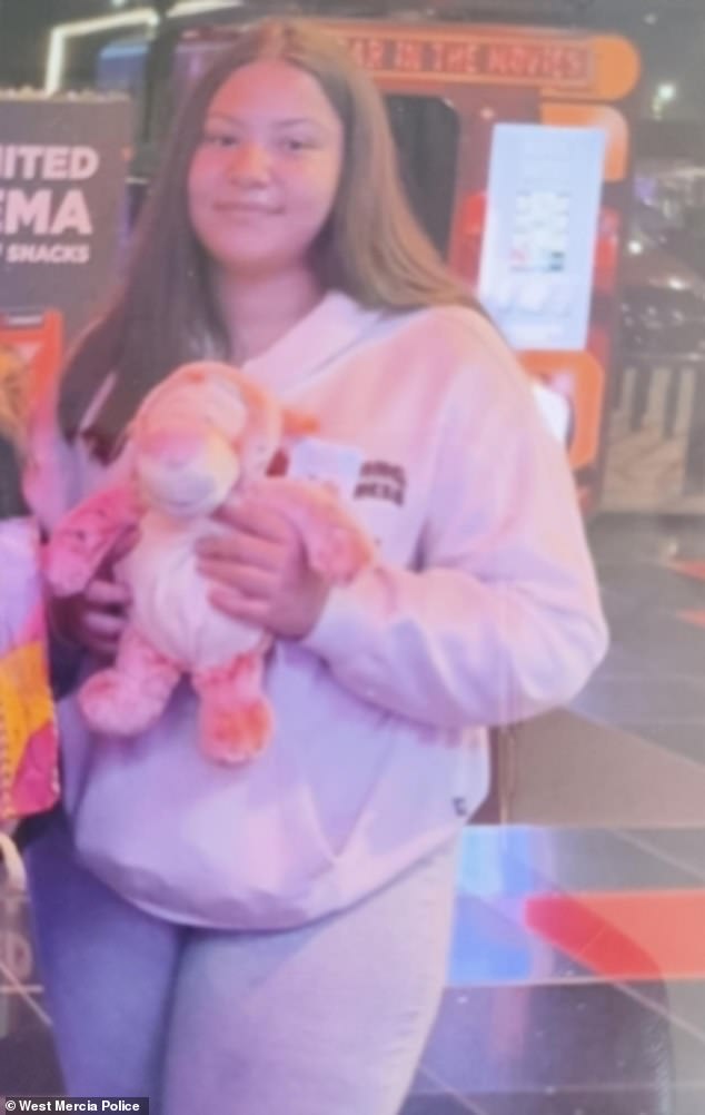 Búsqueda de una niña desaparecida de 15 años que se cree que está con un hombre buscado retirado de prisión