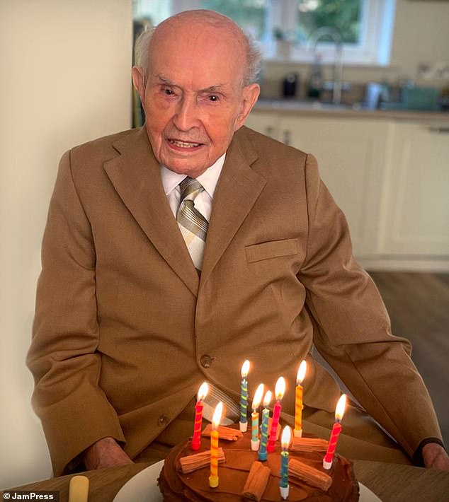 El hombre más viejo de Inglaterra muere a los 109 años, tras retirarse del negocio familiar a los 90 años