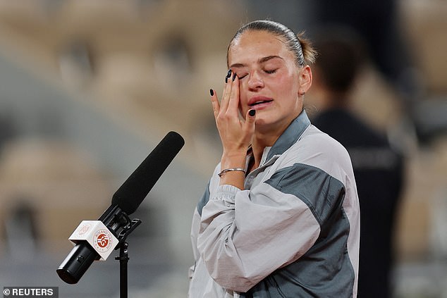 La estrella del tenis ucraniana rompe a llorar después de ganar los cuartos de final del Abierto de Francia tras los últimos ataques rusos en su tierra natal, días después de que la casa de sus padres casi fuera alcanzada por misiles.