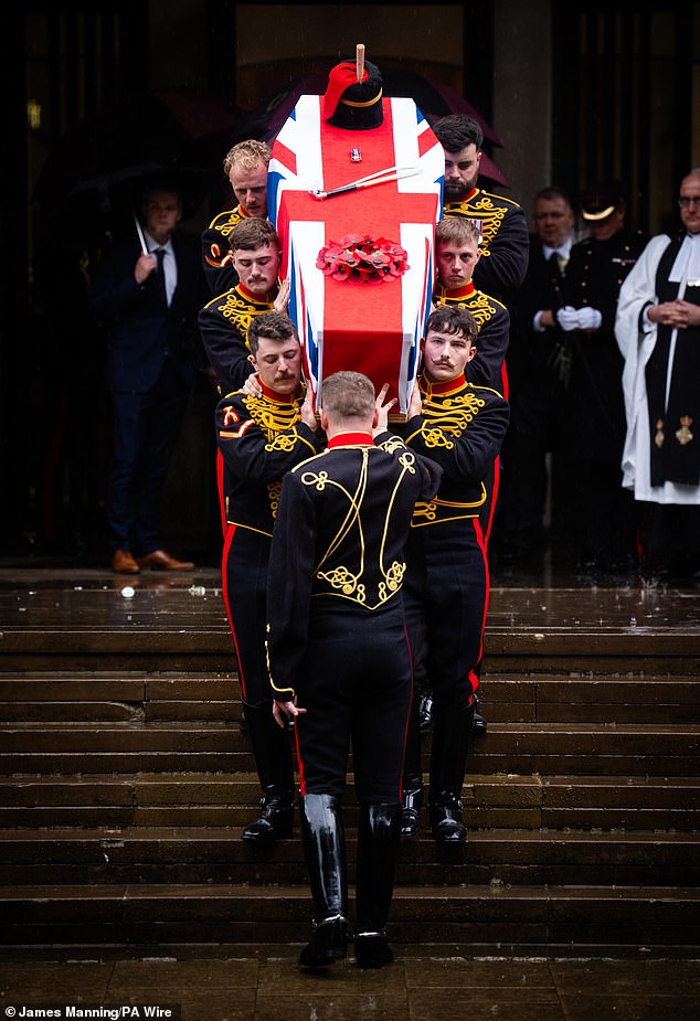 Ellos son quienes honran a la mujer soldado en el funeral momentos después de actuar ante el rey y morir atropellada por el caballo.