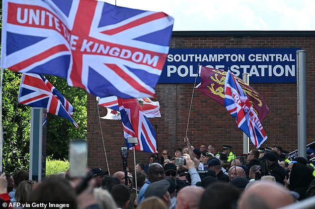 Cientos de manifestantes se reúnen frente a la comisaría de policía de Southampton por las imágenes del arresto de Henry Novak después de que hiciera un vídeo de la reacción violenta de Tommy Robinson.