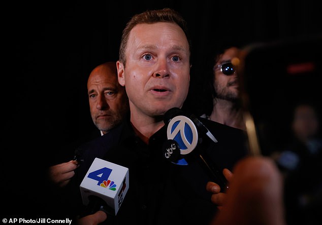 Spencer Pratt ocupa el segundo lugar en los primeros resultados de la carrera por la alcaldía de Los Ángeles mientras el republicano amenaza con extender una amarga campaña con la estrella de telerrealidad Karen Bass
