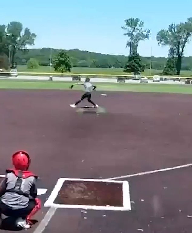 Un entrenador de béisbol es suspendido de por vida por incitar a su hijo a lanzar una pelota al campo contrario con ira