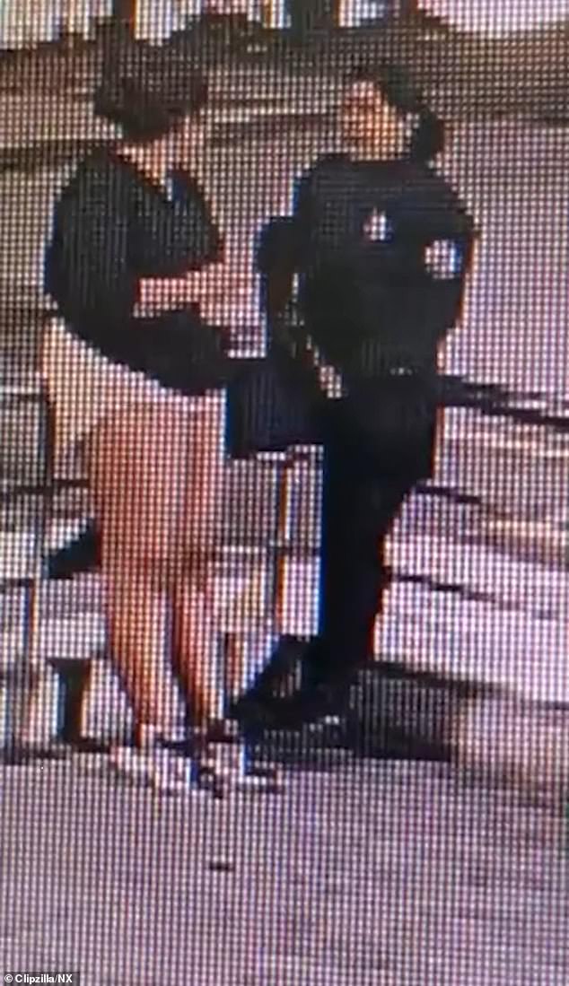 Un policía dispara accidentalmente a una mujer en el estómago mientras ‘apunta con su arma’