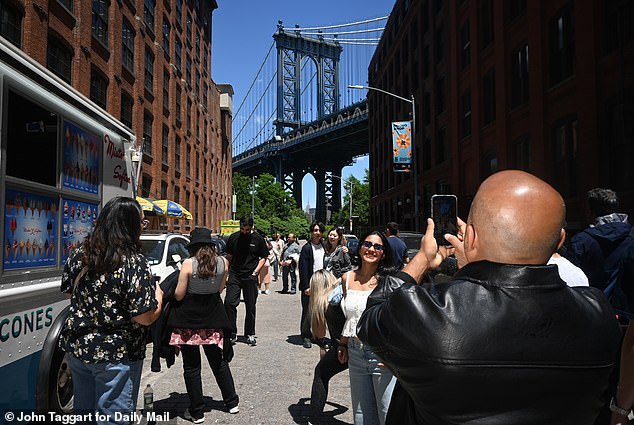 Los lugareños se mudaron allí en busca de una vida más relajada en Nueva York, pero ahora el enojado vecindario se ha convertido en el ‘Times Square de Brooklyn’ con turistas de pared a pared.