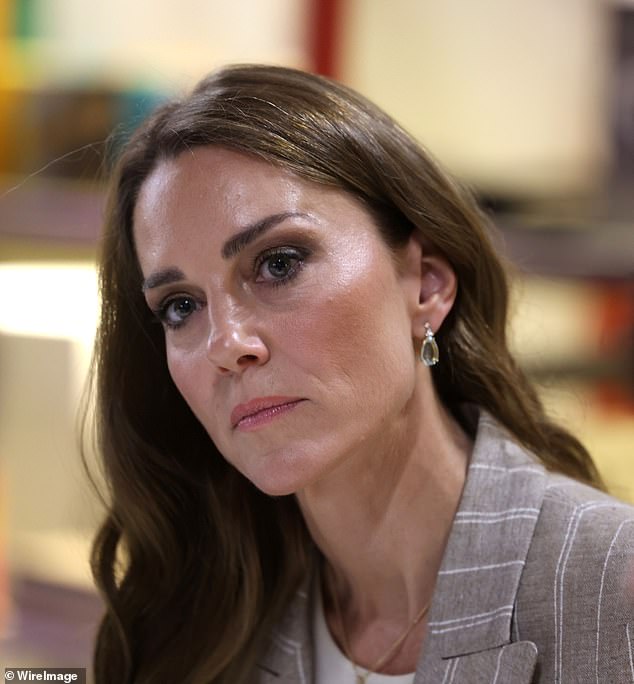La princesa Kate rinde homenaje a tres miembros del personal de la Royal Navy que murieron en el accidente del helicóptero Merlin durante un ejercicio de entrenamiento; los investigadores continúan investigando la causa de la tragedia