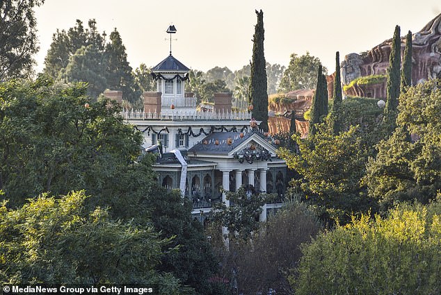 A los pasajeros de la Mansión Encantada de Disney se les dice que se las arreglen solos después de que la atracción se estropea, dejándolos atrapados en la mansión del parque temático