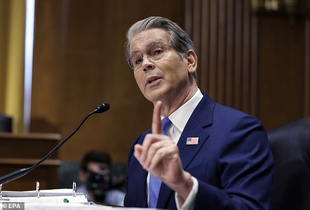 El alegre Scott Besant revela su amenaza roja al polarizador funcionario del gabinete de Trump