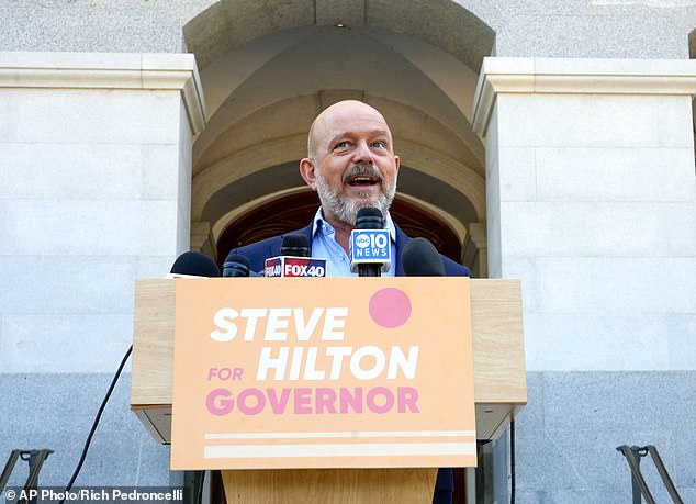 Enojado por los retrasos en las votaciones, la ex estrella de Fox News Steve Hilton se ganó un lugar en la carrera por gobernador de California