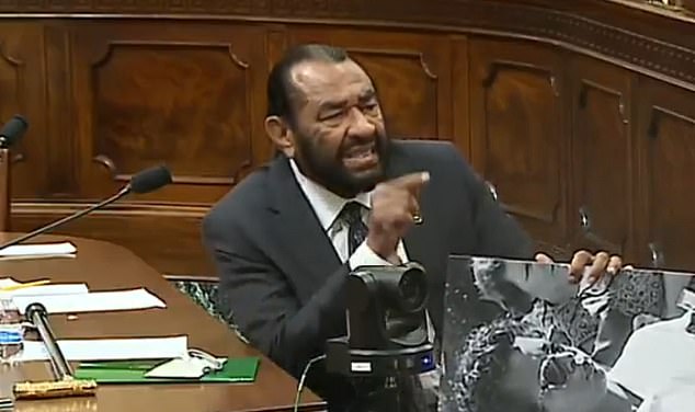 Estalla una pelea salvaje entre el congresista derrocado Al Green y el jefe de Seguridad Nacional por una demanda ‘racista’