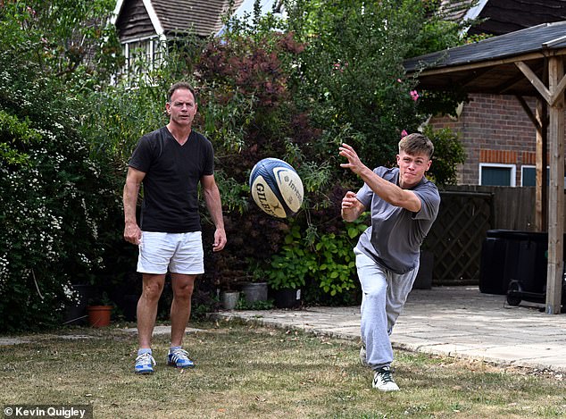 “Me preguntó qué hacía en el banquillo a su edad… ¡No fui al gimnasio hasta los 28!”: Kyran Bracken ganó el Mundial con Inglaterra (y Dancing On Ice). Su hijo Charlie es uno de sus tres hijos que intenta hacer lo que él no logró: traer gloria a los sarracenos.