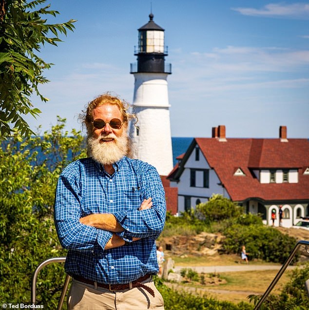 El maestro jubilado, de 58 años, compró una hermosa cabaña aislada en Maine para escapar del clima cambiante de Florida y así sus facturas de seguro de hogar se dispararían.