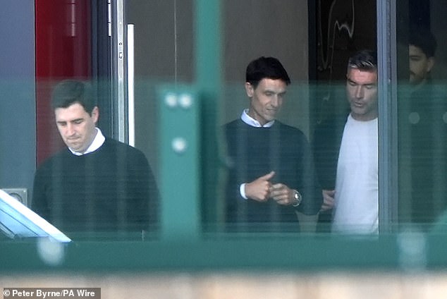 El sonriente Andoni Iraola abandona el campo de entrenamiento del Liverpool después de cerrar un contrato de dos años para reemplazar a Arne Slot: la ex estrella de los Rojos nombra CINCO entrenadores que preferiría que contrataran