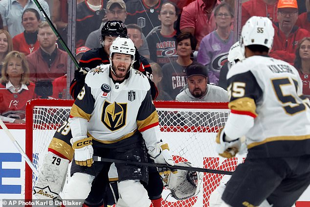 La estrella de la final de la Copa Stanley hospitalizada después de ser golpeada en la cara por un disco en el thriller del segundo juego de Canes-Golden Knights
