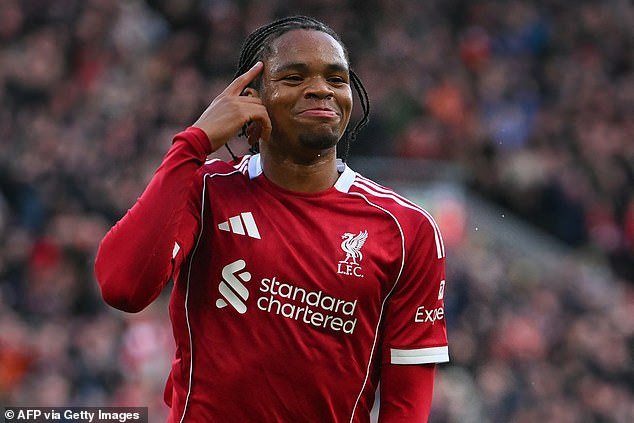 El Bayern de Múnich está considerando la posibilidad de fichar a la estrella del Liverpool, Rio Ngumoh, de 17 años, después de una gran temporada.