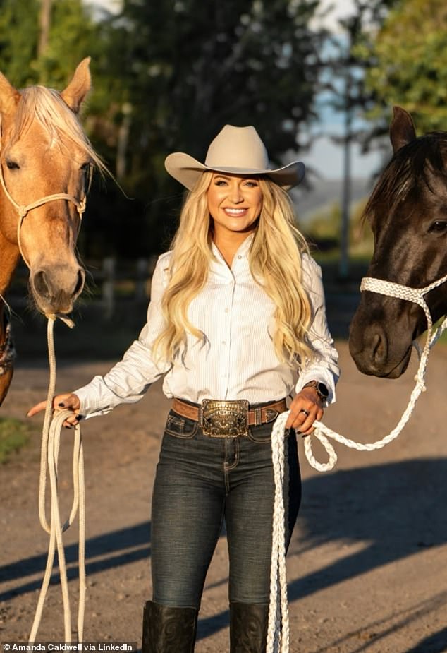 La glamorosa influencer inmobiliaria rubia decolorada se eliminó de Internet después de revelar lo que realmente piensa sobre los indios en Montana.
