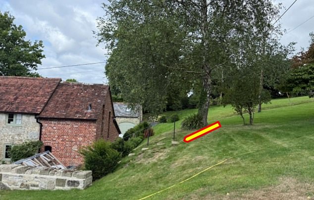 A James May se le ha ordenado reconstruir escalones empinados “peligrosos” y “mortales” en el jardín de su casa de campo de £ 1 millón, catalogada como Grado II.