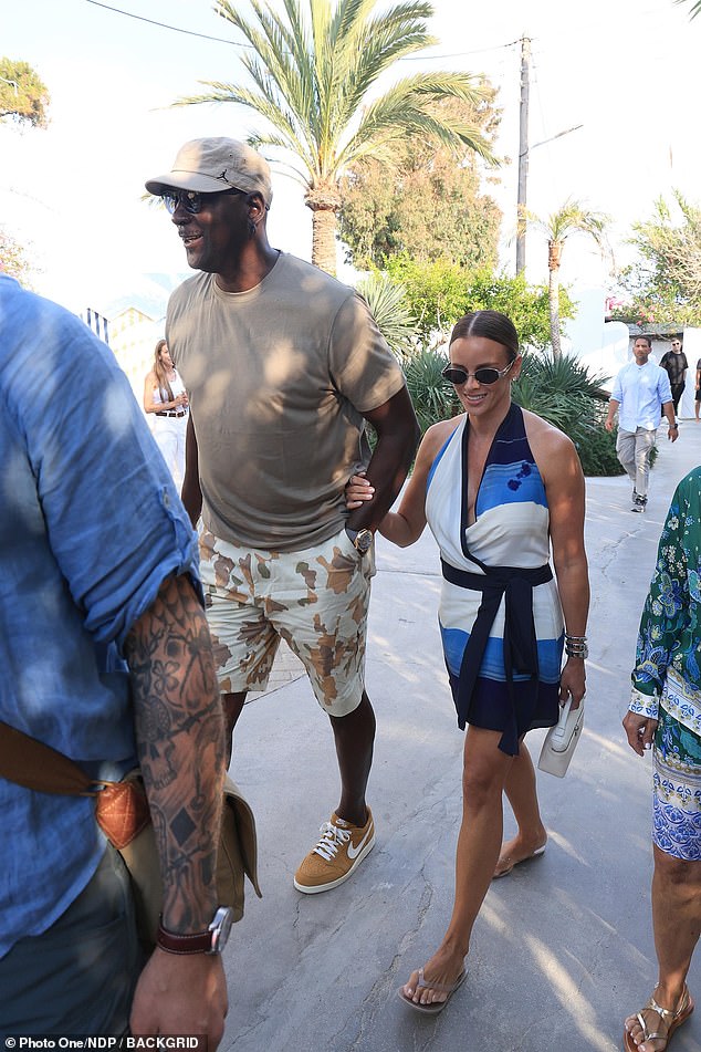 La esposa de Michael Jordan, Yvette Prieto, muestra su impresionante figura con un vestido con cuello halter mientras la pareja baja de su yate valorado en 155 millones de dólares para cenar en el lugar de celebridades de Mykonos.