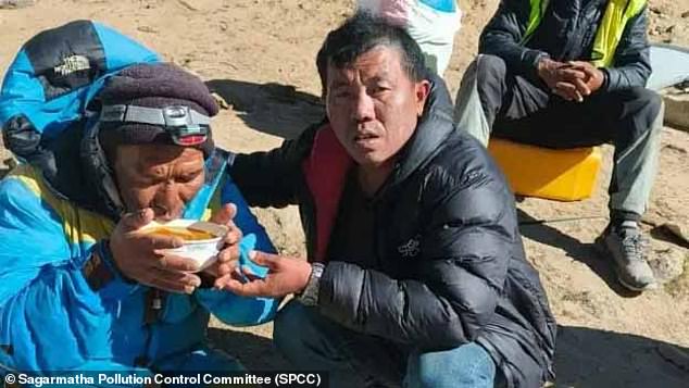 Un sherpa atrapado en el Everest durante seis días sobrevivió masticando hielo y comiendo chocolates que encontró en su bolsillo.