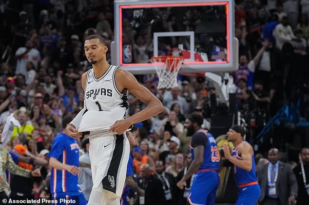 El devastado Victor Wembanyama asume la responsabilidad de la derrota de los Spurs en el segundo juego después de OTRO colapso que coloca a los Knicks al borde de ganar su primer título de la NBA en 27 años.