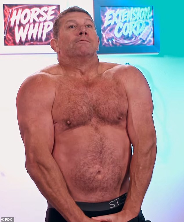 ¡La estrella del fútbol y personalidad de televisión Bryan Fletcher revela su nueva figura antes de ser azotado!