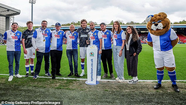 ‘Me da miedo pensar dónde estaría sin él’: Dentro del galardonado equipo de cinco padres de Blackburn que ayudan a los padres en duelo a sanar a través del fútbol