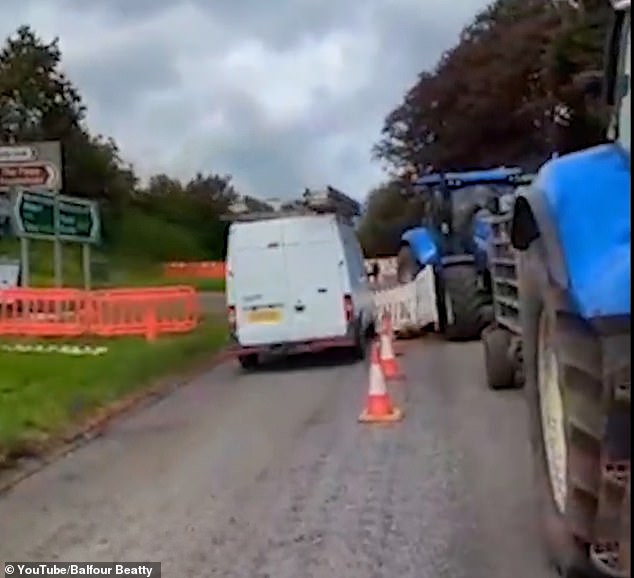 Mientras la empresa repara los baches para proporcionar cámaras corporales al equipo para su seguridad, la furgoneta Samsham se apresura en los trabajos de construcción en el incidente de furia en la carretera.