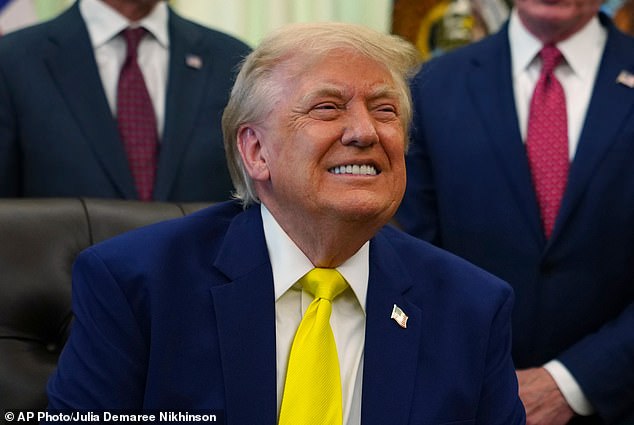 Trump revela su nuevo trabajo secreto mientras insulta al líder republicano en la cara con una brutal broma de cuatro palabras