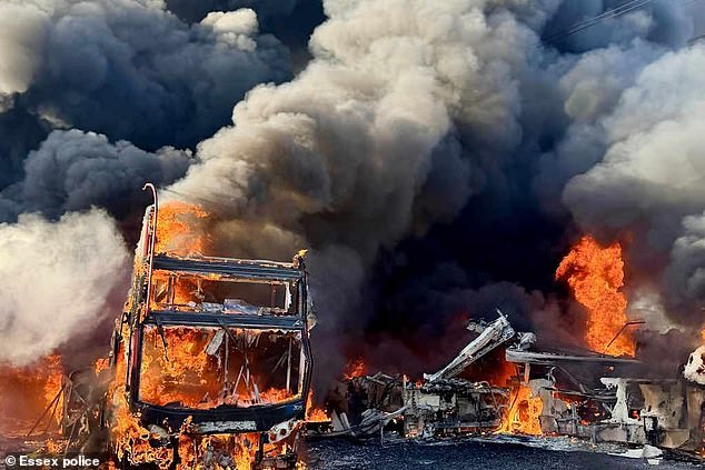 Más de 30 autobuses de dos pisos se incendiaron en la estación