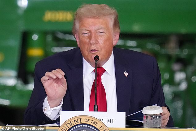 Trump critica la controvertida biblioteca presidencial de Barack Obama, valorada en 850 millones de dólares durante 10 años, rodeada de campamentos para personas sin hogar