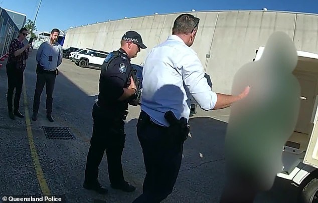 Momento dramático en el que la policía arresta a un hombre después de que un bebé de nueve semanas fuera dejado en cuidados intensivos con heridas horribles.
