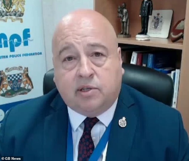 Un denunciante de Scotland Yard dice que está coaccionado por el ‘virus de la mente despierta’ y que los ciudadanos ya no reciben el mismo trato ante la ley