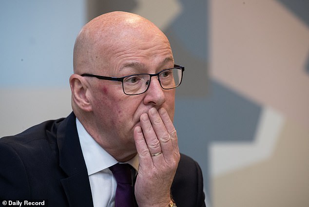 Stephen Daisley: El problema de Swinney no son los bancos de la oposición, sino el enemigo interno. Cuesta dinero… y él también.