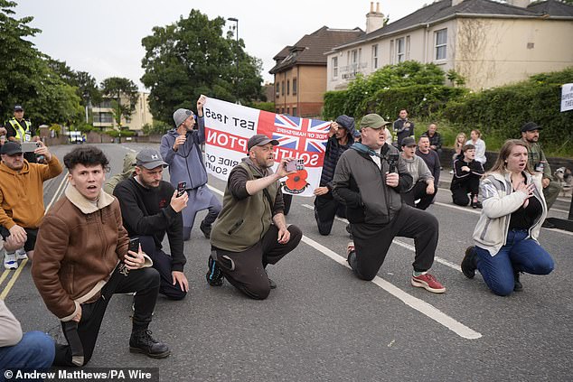 Los manifestantes de Henry Novak se arrodillan frente a una comisaría de policía en Southampton y gritan “No puedo respirar”.