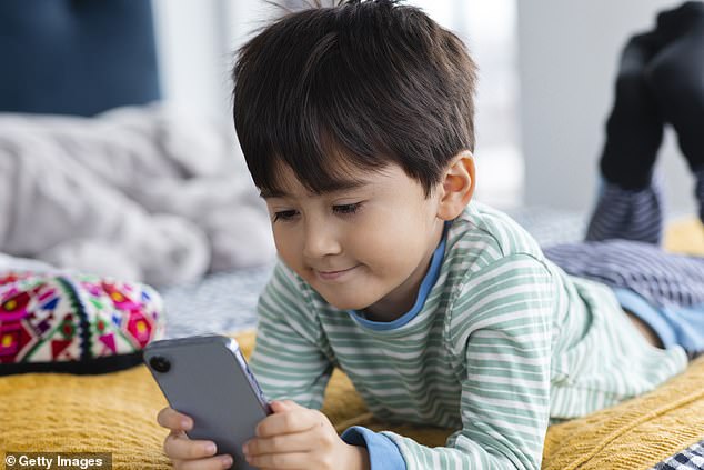 Se puede advertir a los padres que no compren teléfonos móviles para sus hijos hasta que comiencen la escuela secundaria