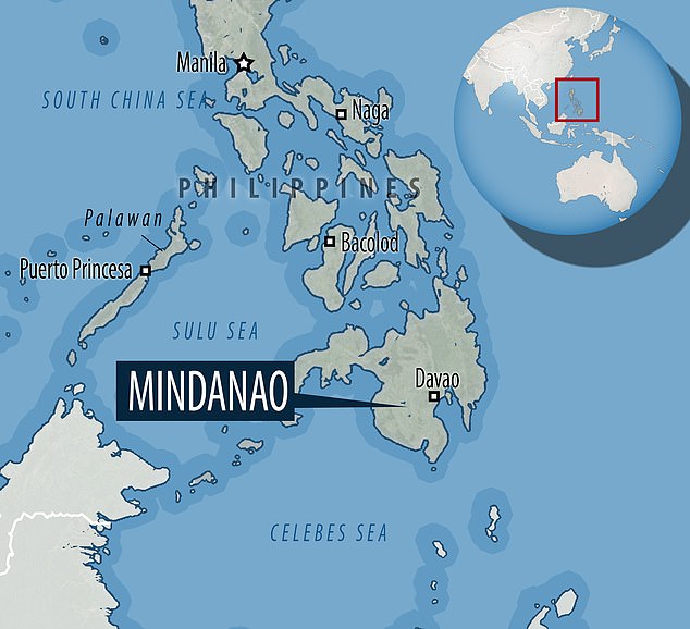 Un terremoto de magnitud 7,8 en Filipinas hizo que los residentes se apresuraran a buscar terrenos más altos mientras la amenaza de un tsunami provocaba el derrumbe de los edificios.