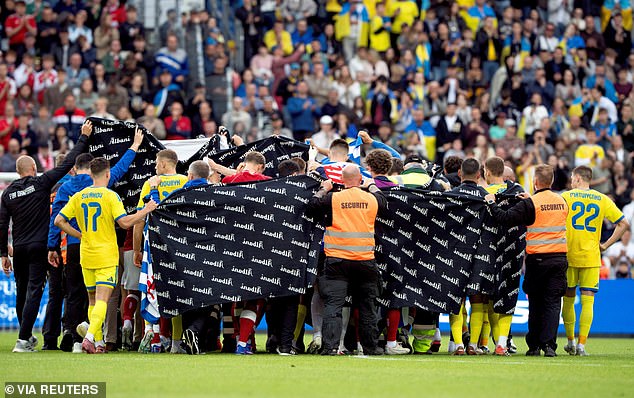 Momento aterrador Christian Eriksen se agarra el pecho antes de colapsar: el cardiólogo advierte a la estrella danesa que podría volver a suceder cinco años después del paro cardíaco después de que el desfibrilador ‘sin duda le salvó la vida’