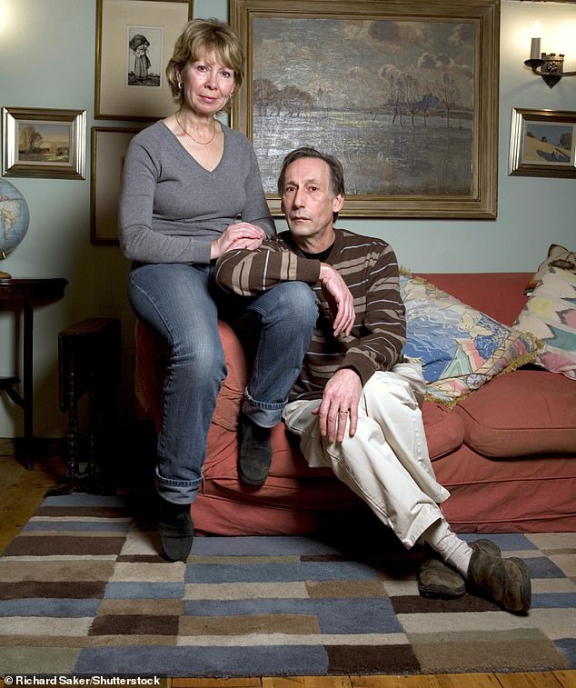 Dentro de la nueva vida de la estrella de The Thick of It, Chris Langham: Veinte años después de que el comediante de la BBC fuera encarcelado por imágenes infantiles, el Mail revela un sorprendente cambio de carrera, con su esposa todavía a su lado.