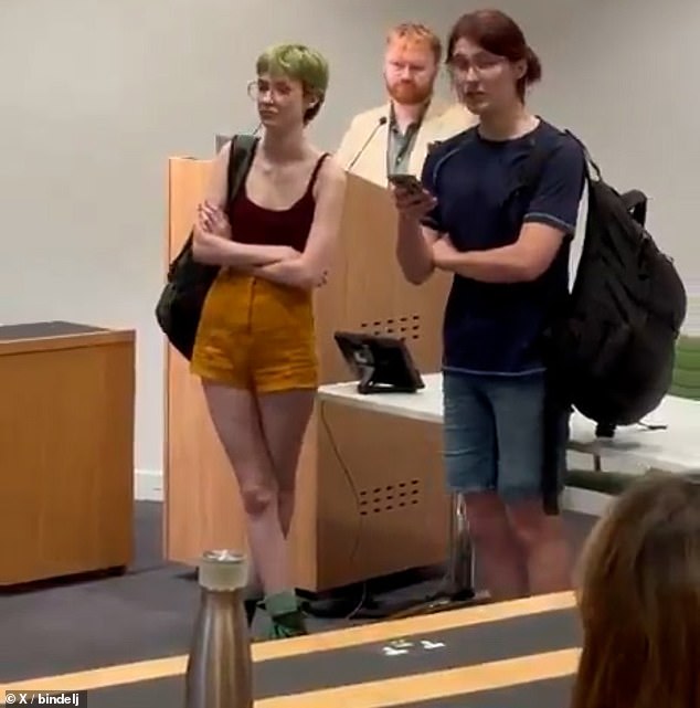 Momento en el que un profesor de la Universidad de Oxford se ve obligado a cancelar una conferencia después de que activistas pro-trans lo llamaran “intolerante” y “transfóbico”