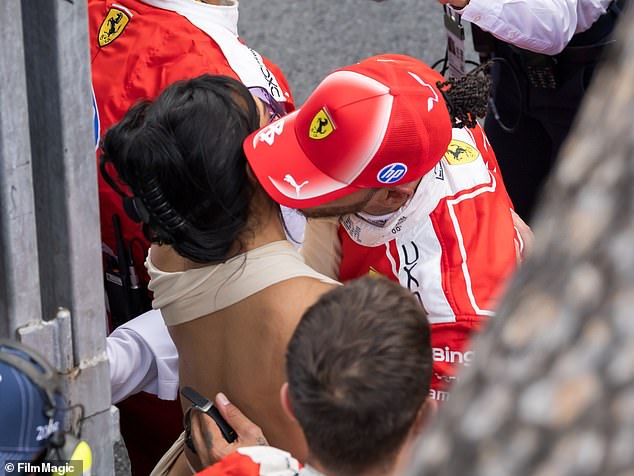 ¿Qué piensas ahora de los súper ricos, Lewis? La estrella de la F1, Hamilton, criticada por sus llamados anteriores a una prohibición multimillonaria mientras besa públicamente a Kim Kardashian, valorada en 1.900 millones de dólares, por primera vez.